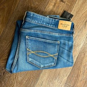 NWT!! Womens Abercrombie & Fitch. Size 12. Short. Skinny. Super Cute Skinnies!💙